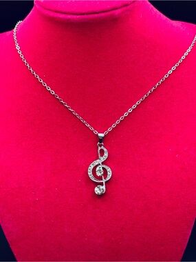 NWT Crystal rhinestone music note pendant on 18” silver chain